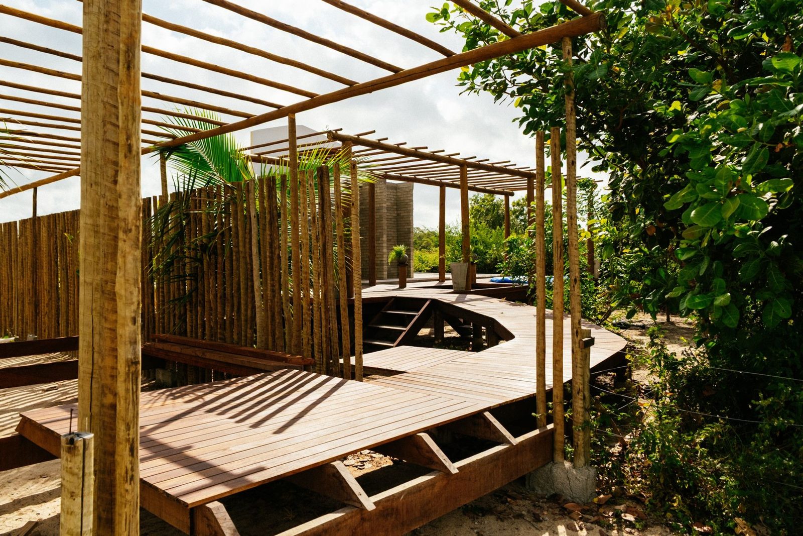Deck integrado ao jardim