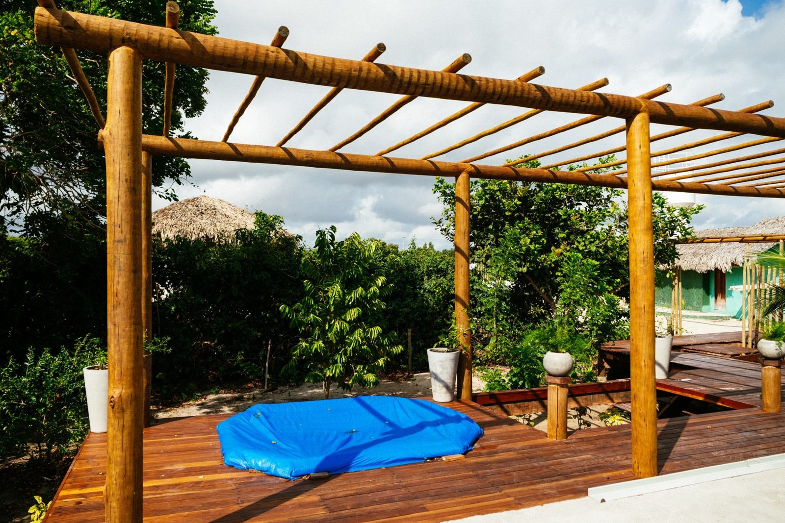 Deck e área da piscina